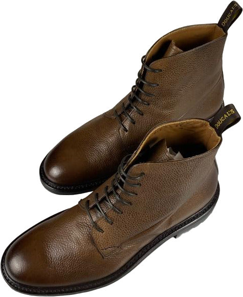 Stivaletto uomo Doucal's in pelle martellata marrone, scarpa stile moda uomo con suola robusta e dettagli eleganti.