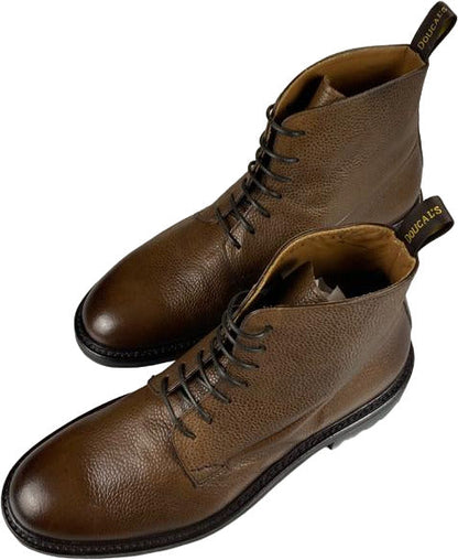 Stivaletto uomo Doucal's in pelle martellata marrone, scarpa stile moda uomo con suola robusta e dettagli eleganti.