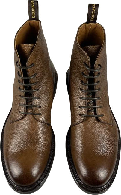 Stivaletto uomo Doucal's in pelle martellata marrone, scarpa elegante da uomo con design classico e dettagli raffinati.