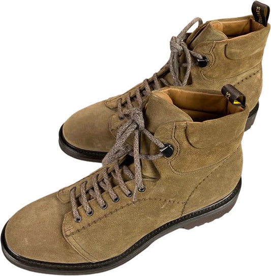 Scarpa uomo Doucal's scarponcino Combat Boot in scamosciato color cammello con colletto imbottito, stile robusto e elegante.