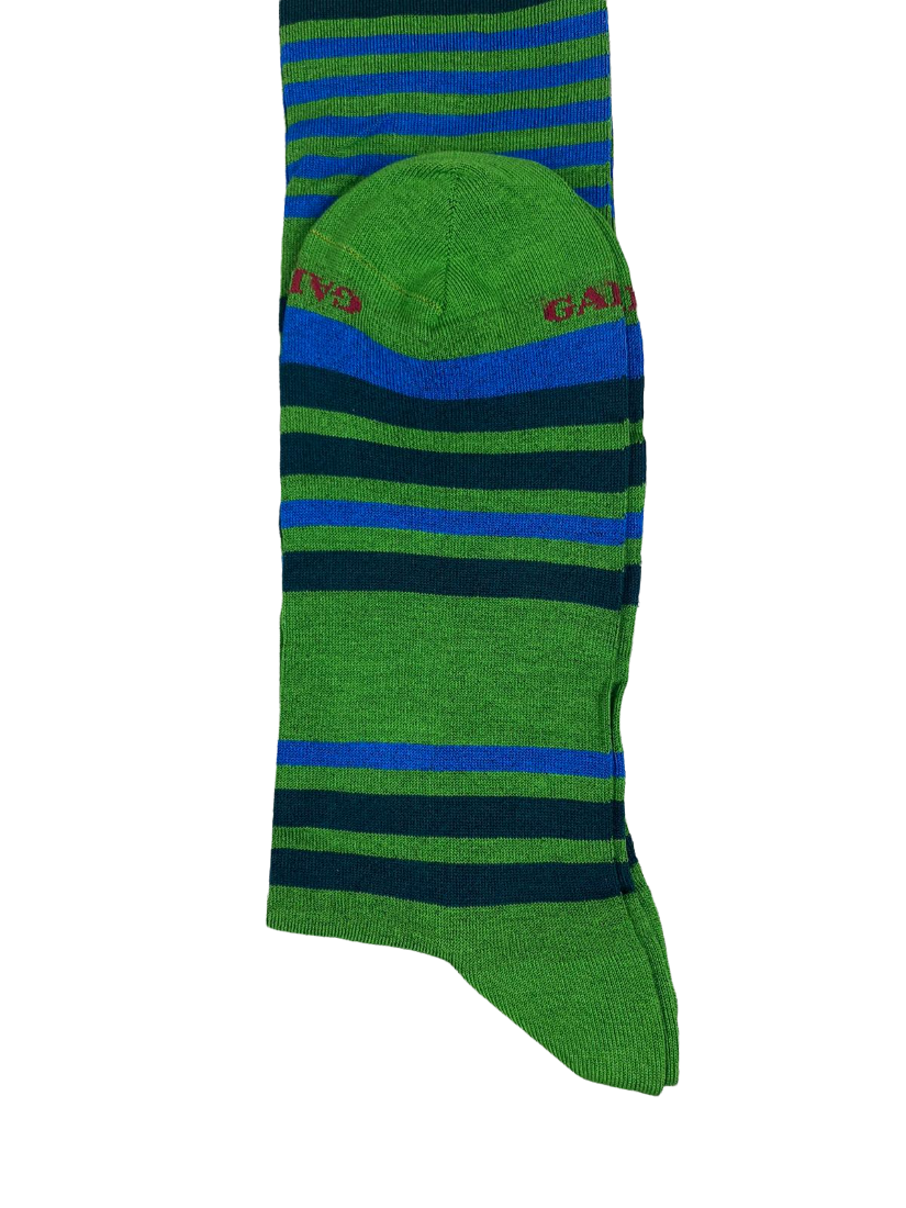 Calze lunghe uomo Gallo con righe verdi e multicolori, morbide e comode, ideali per uno stile casual e alla moda.
