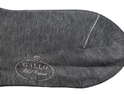 Calze lunghe uomo Gallo in grigio lamiera, eleganti e confortevoli, ideali per un look raffinato e di stile.