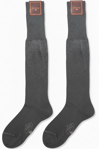 Calze lunghe uomo Gallo in grigio lamiera, eleganti e di moda, visibili in dettaglio con tessuto confortevole.