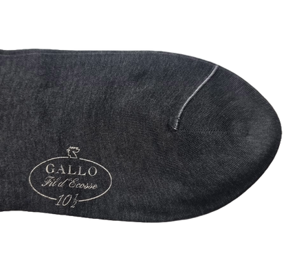 Calze lunghe Gallo uomo in cotone grigio asfalto, eleganti, made in Italy, per moda e stile maschile.