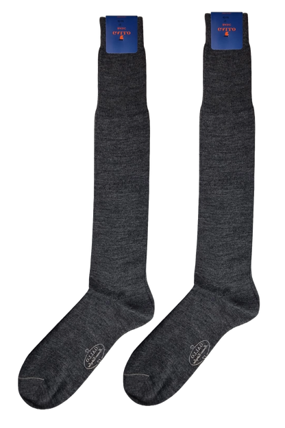 Calze lunghe uomo Gallo in tessuto grigio tinta unita, morbide e comode, perfette per l'abbigliamento casual e elegante.