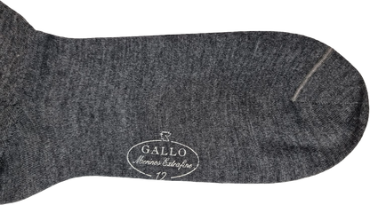Calze lunghe grigie Gallo da uomo, tinta unita, in cotone, con motivo semplice e comodo per abbigliamento casual.