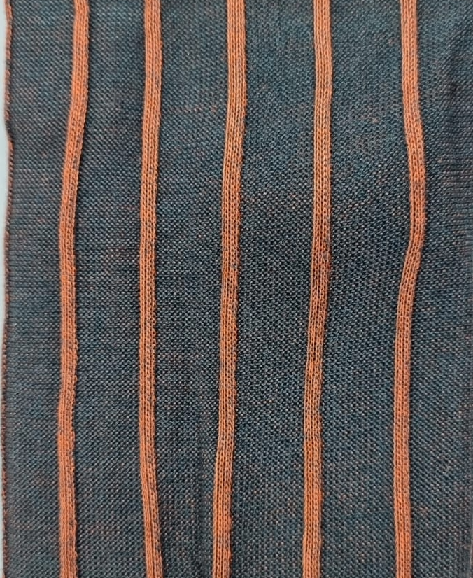 Calze lunghe uomo Gallo con fantasia a righe in antracite e rame, stile twin rib spaziata, tessuto morbido e resistente.