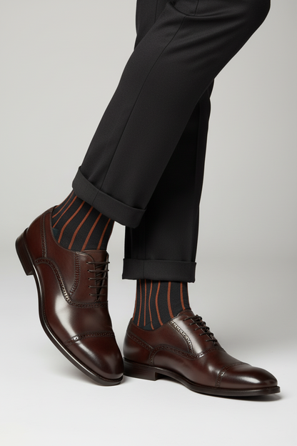 Calze lunghe uomo Gallo fantasia righe antracite e rame, twin rib spaziata, morbide e comode per stile elegante e casual.