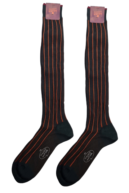 Calze lunghe uomo Gallo con fantasia a righe in Antracite e Rame, tessuto a doppio costine spaziata, moda uomo.