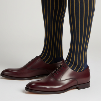 Calze lunghe uomo Gallo con fantasia righe oro e blu, tessuto twin rib spaziato, moda uomo calzini e calze.