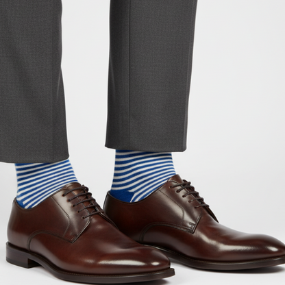 Calze lunghe da uomo Gallo con righe bicolore azzurro e bianco, modello moda, visibili sui piedi e caviglie.