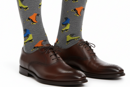 Calze lunghe uomo Gallo con fantasia pattini a rotelle grigio pietra, morbide e stylish, perfette per un look casual e originale.