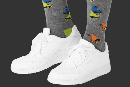 Calze lunghe Gallo da uomo con fantasia pattini a rotelle grigia pietra, morbide e comode, ideali per un look casual e alla moda.