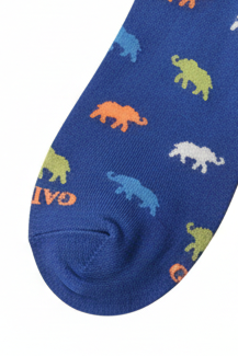 Calze lunghe Gallo da uomo con fantasia di elefanti blu, morbide e comode, perfette per un look casual e originale.