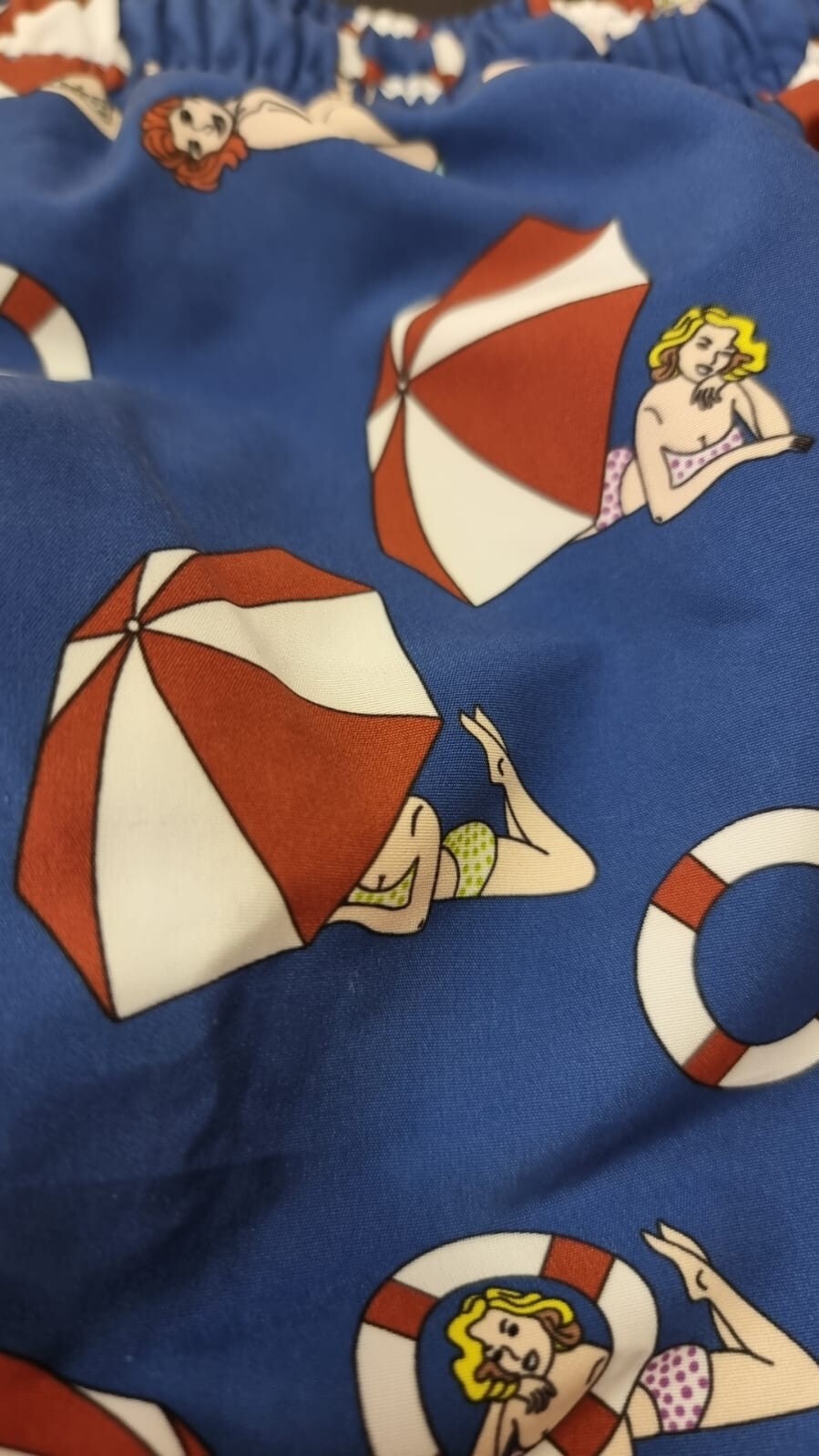 Boxer mare uomo Gallo con fantasia ombrelloni blu multicolor, pantaloncini da spiaggia moda uomo, dettagli visibili in foto