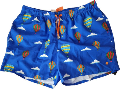 Boxer mare uomo Gallo in poliestere blu con fantasia mongolfiere, morbido e comodo, ideale per mare e piscina, Made in Italy.