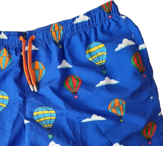 Boxer mare uomo Gallo in poliestere blu con fantasia mongolfiere, pantaloncini da bagno leggeri e comodi, Made in Italy.