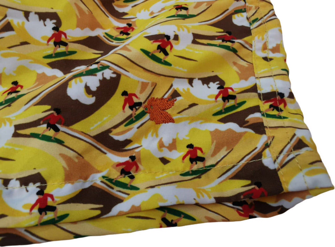 Boxer mare uomo Gallo con fantasia serfista multicolore, colore giallo, ideale per sport acquatici e nuoto.