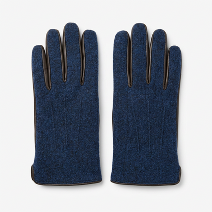 I guanti da uomo Montezemolo in vera pelle e lana aggiungono carattere ai tuoi look nelle giornate fredde. L’abbinamento testa di moro e blu offre un’eleganza discreta, facile da accostare a un cappotto sartoriale o a una giacca casual. fronte