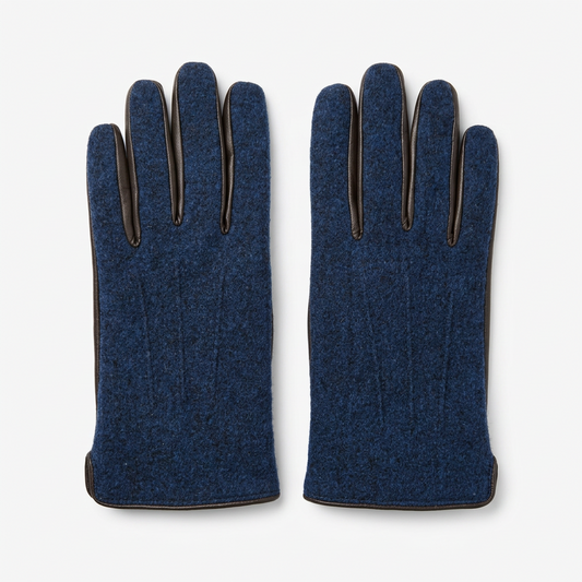 I guanti da uomo Montezemolo in vera pelle e lana aggiungono carattere ai tuoi look nelle giornate fredde. L’abbinamento testa di moro e blu offre un’eleganza discreta, facile da accostare a un cappotto sartoriale o a una giacca casual. fronte
