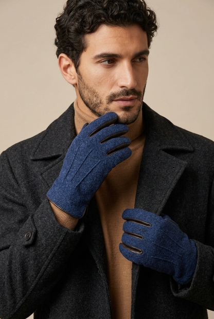 I guanti da uomo Montezemolo in vera pelle e lana aggiungono carattere ai tuoi look nelle giornate fredde. L’abbinamento testa di moro e blu offre un’eleganza discreta, facile da accostare a un cappotto sartoriale o a una giacca casual. indossati