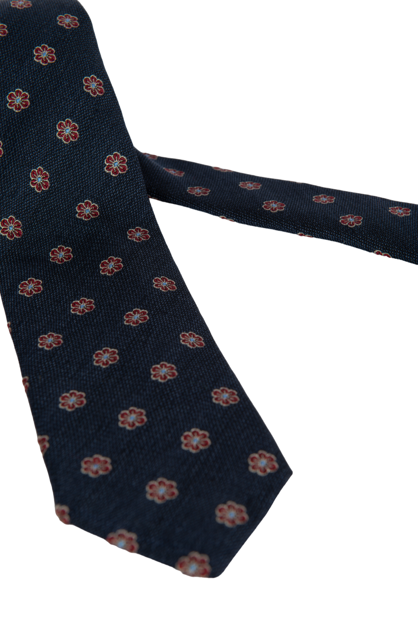 Cravatta uomo Bergamotto blu con fantasia fiore, in seta, perfetta per occasioni eleganti, dettagli visibili in tessuto e design.