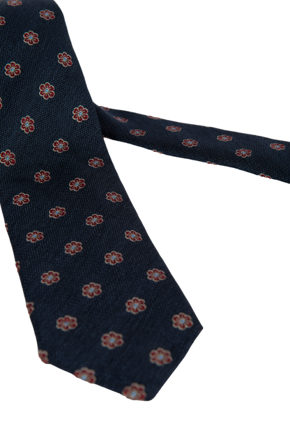 Cravatta uomo Bergamotto blu con fantasia fiore, in seta, perfetta per occasioni eleganti, dettagli visibili in tessuto e design.