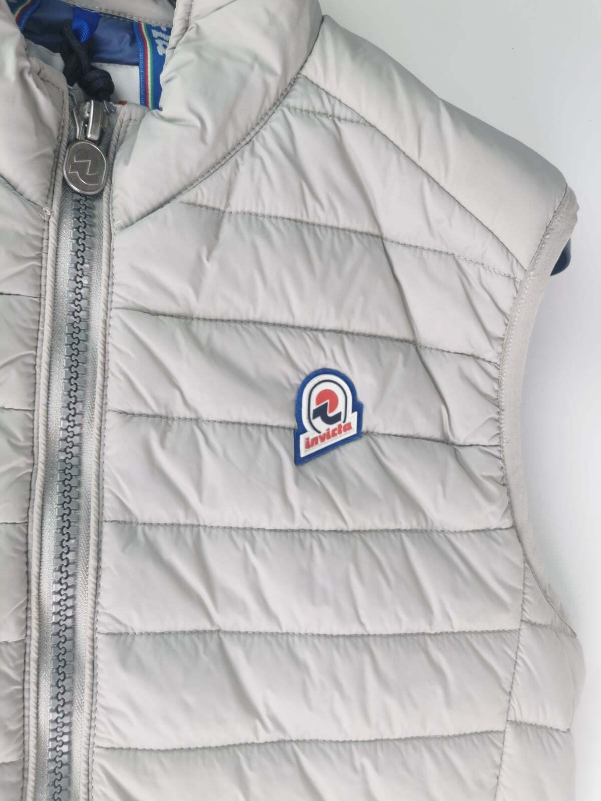 Smanicato uomo Invicta Gilet Piumino ICON con cappuccio beige e interno denim, abbigliamento moda uomo.