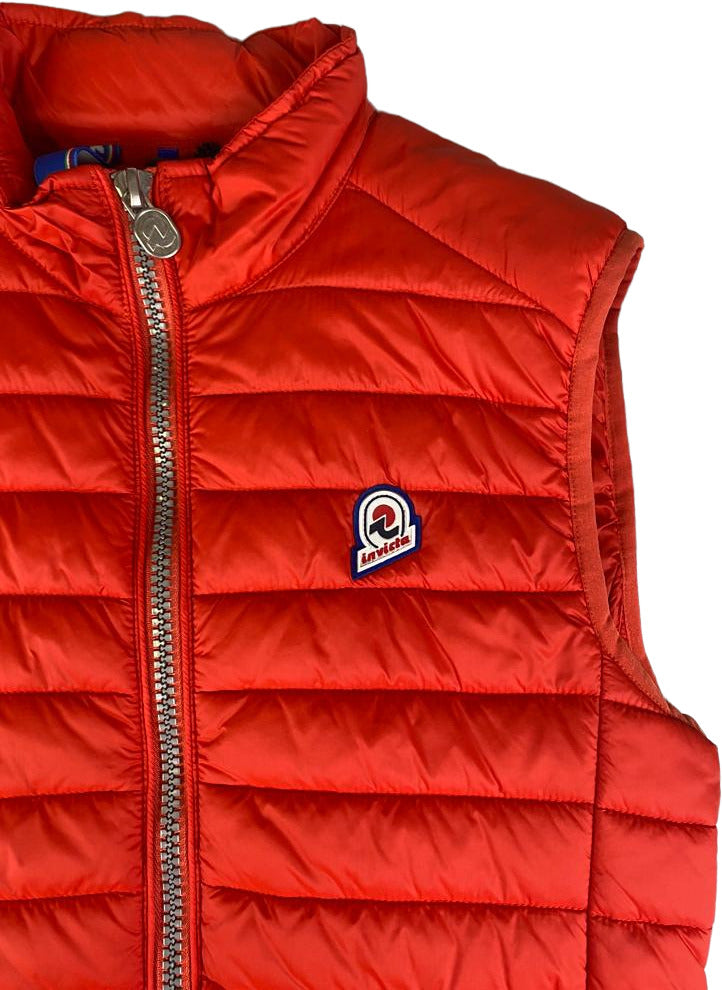 Smanicato uomo Invicta Gilet Piumino ICON rosso con cappuccio, giacca leggera e calda, ideale per l'inverno.