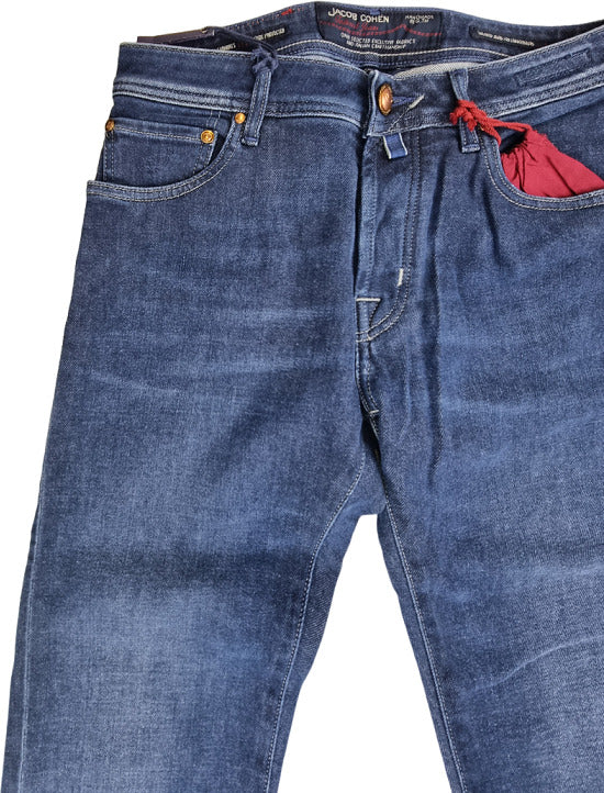 Jeans uomo Jacob Cohen J688 Comfort, pantaloni in denim stretch con 5 tasche, stile italiano premium, moda uomo.