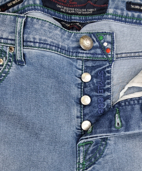 Jeans uomo Jacob Cohen J688 Comfort, 5 tasche, denim slavato chiaro, stretch italiano, stile casual e confortevole.