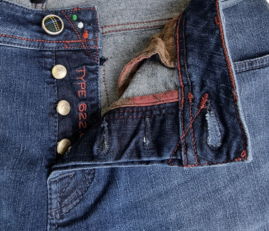 Jeans uomo Jacob Cohen con 5 tasche in denim indaco naturale, vestibilità classica e dettagli di alta qualità.