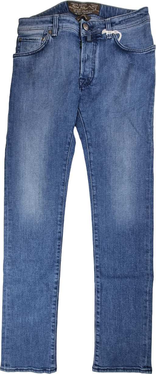 Jeans uomo Jacob Cohen PW688, denim slavato con 5 tasche, comfort e stile, indossati su un modello.