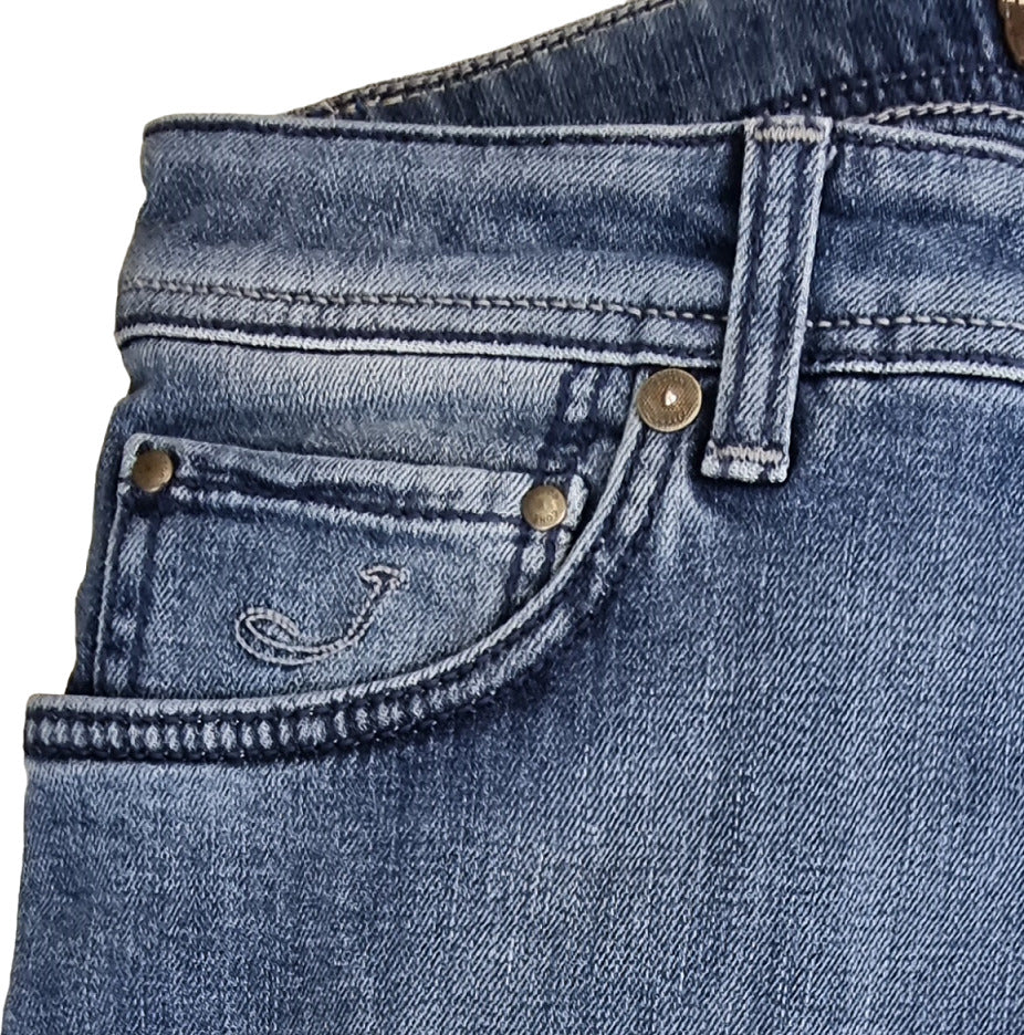 Jeans da uomo Jacob Cohen PW688 con 5 tasche, denim slavato e comfort, indossati con stile.