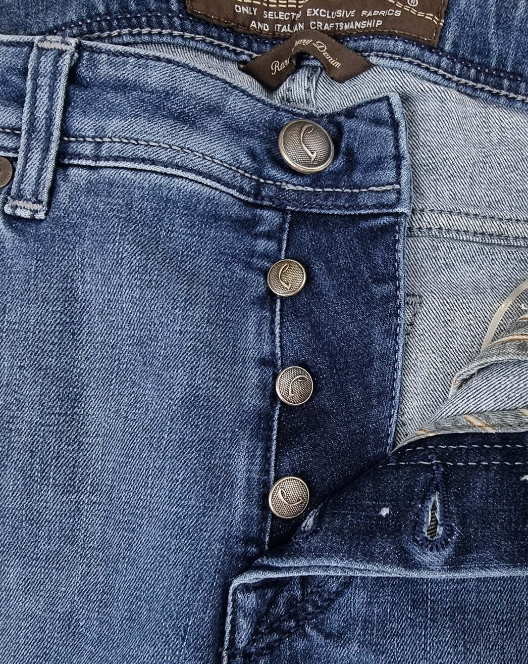 Jeans uomo Jacob Cohen PW688 con 5 tasche, denim slavato, stile comfort, abbigliamento moda uomo, in dettaglio.