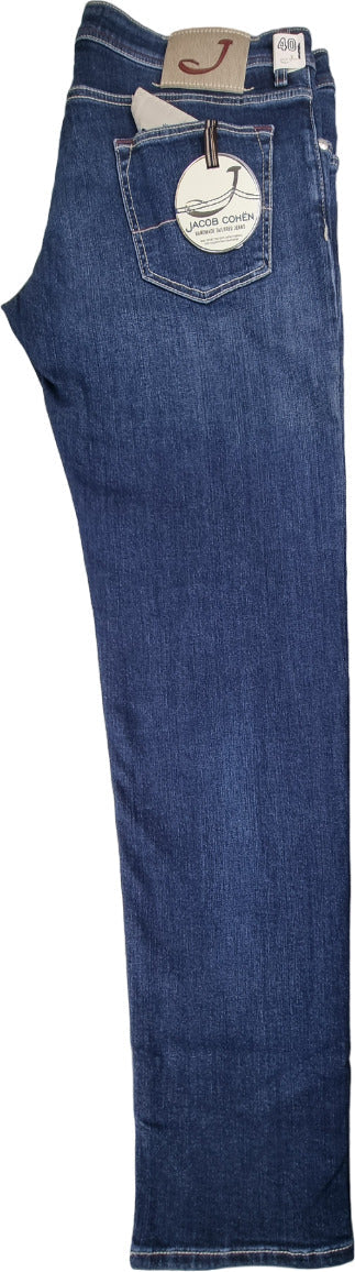 Jeans uomo Jacob Cohen 5 tasche in denim blu, stile classico e moderno, con dettagli eleganti e vestibilità comoda.