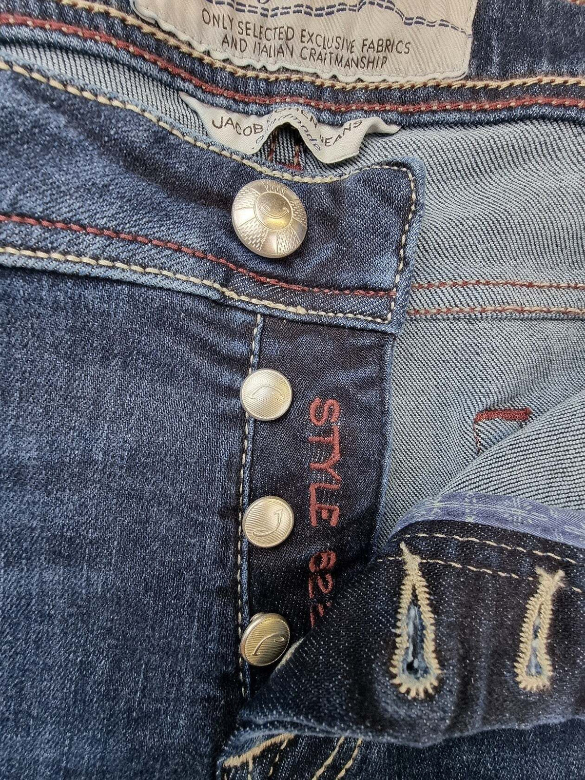 Jeans uomo Jacob Cohen 5 tasche in denim blu, stile moda uomo, dettaglio delle tasche frontali e cuciture classiche