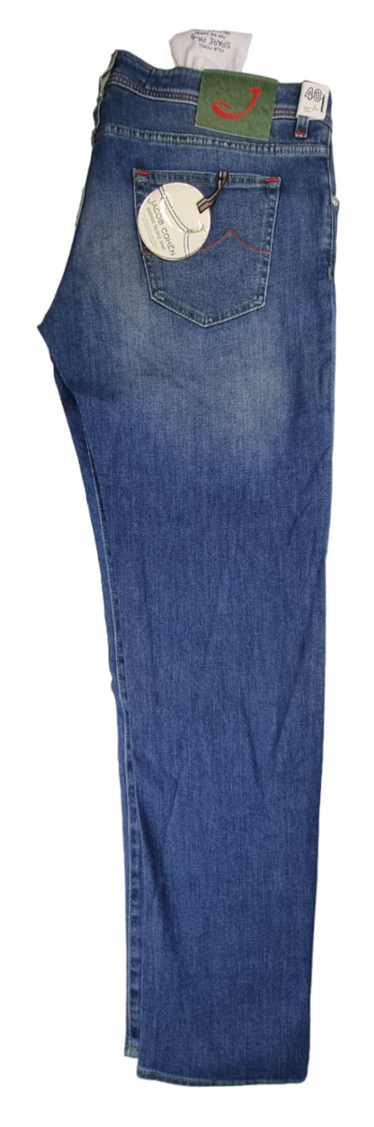 Jeans uomo Jacob Cohen 5 tasche in denim blu, modello PW622 Comf, dettaglio delle tasche e vestibilità classica