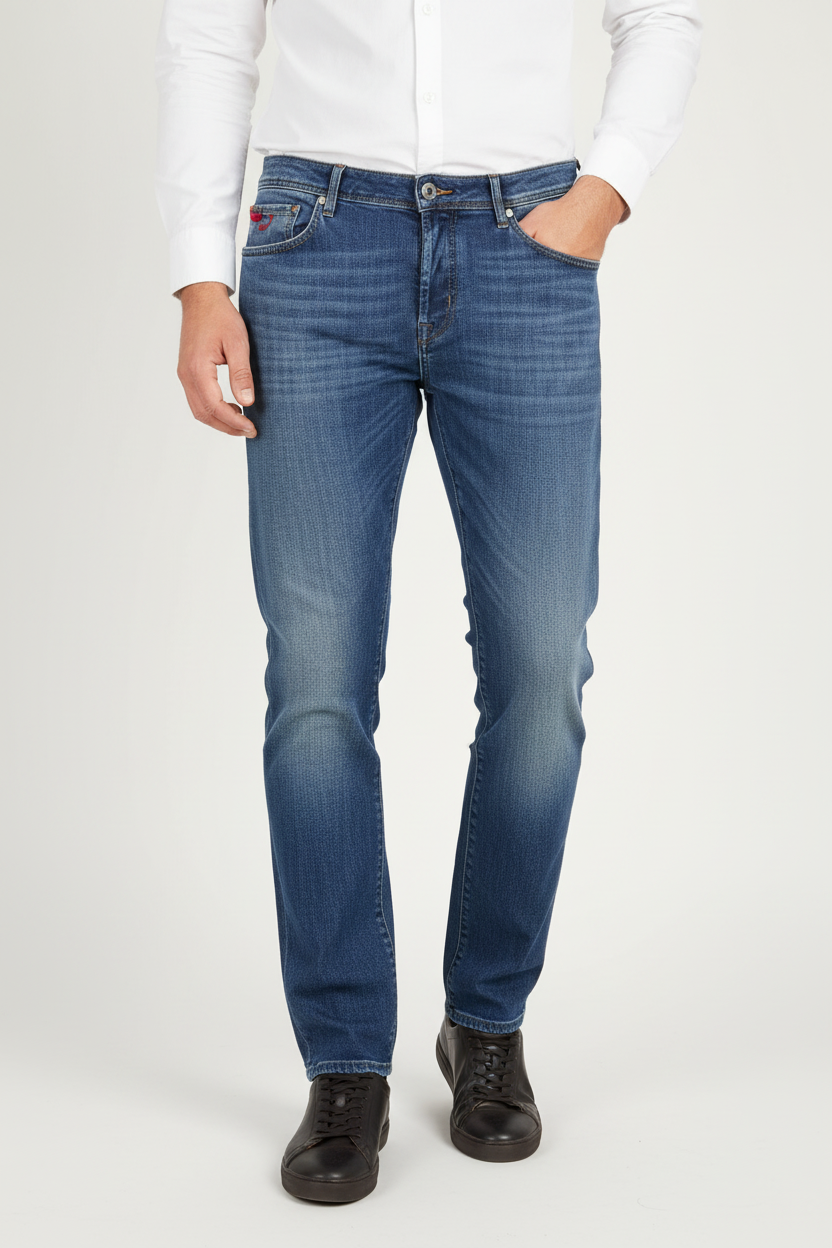 Jeans uomo Jacob Cohen 5 tasche in denim, stile classico e comodo, perfetti per un look casual e di qualità.
