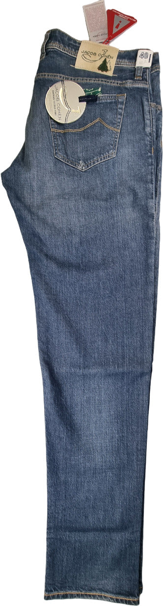 Jeans uomo Jacob Cohen 622 COMF in denim, stile casual con dettagli classici, vista frontale del prodotto.