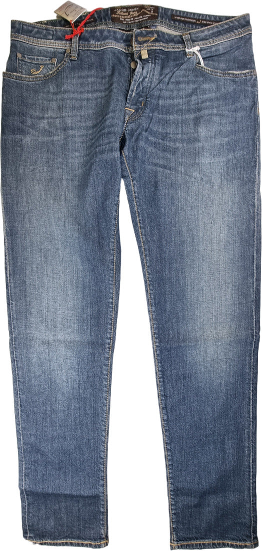 Jeans uomo Jacob Cohen 622 COMF in denim blu, vestibilità comoda, dettaglio classico e stile elegante.