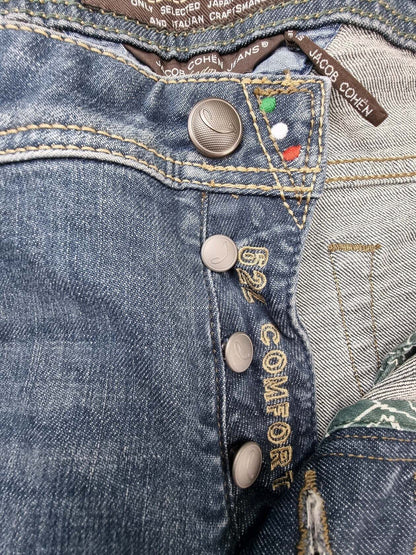 Jeans uomo Jacob Cohen 622 COMF in denim, vestibilità comoda e stile classico, dettaglio tessuto denim chiaro.