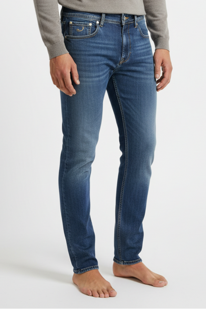 Jeans uomo Jacob Cohen 622 COMF in denim blu, modello casual con taglio classico e dettagli visibili.