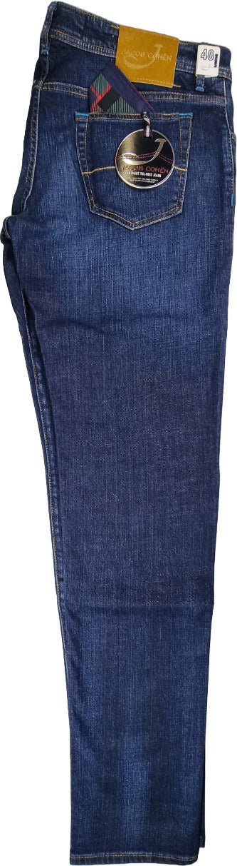 Jeans da uomo Jacob Cohen 688 COMF in denim lavaggio 2, modello casual con dettaglio classico, taglio slim fit.