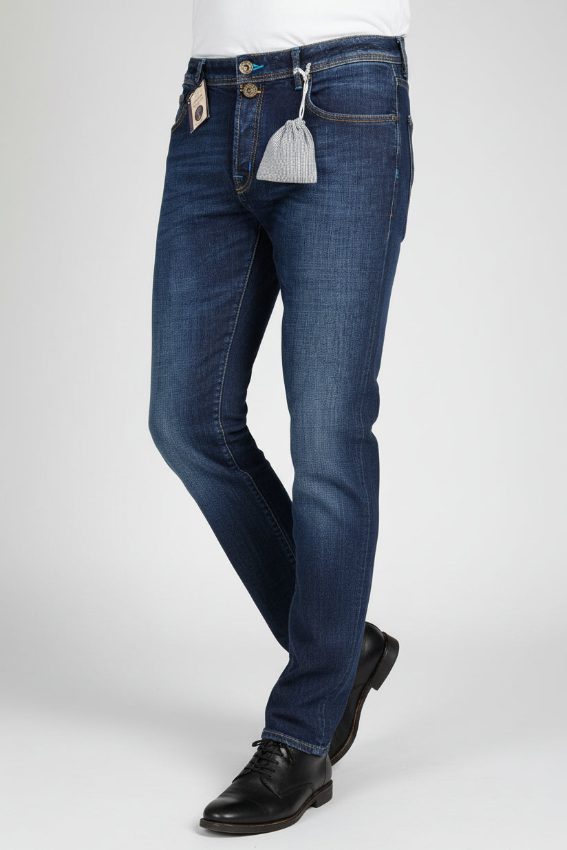 Jeans uomo Jacob Cohen 688 COMF in denim lavaggio 2, modello moda uomo, visibile in primo piano con dettagli di cuciture.