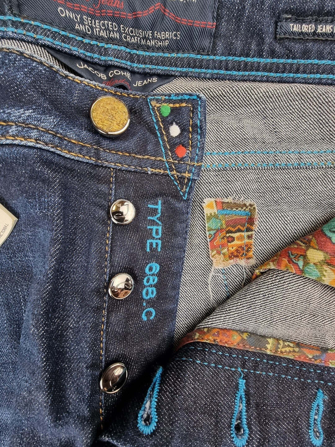 Jeans uomo Jacob Cohen 688 COMF in denim lavaggio 2, stile casual, con dettagli classici e vestibilità moderna.