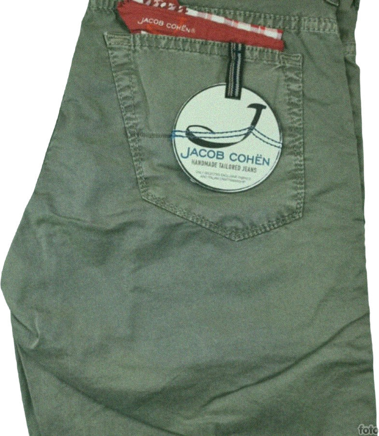 Bermuda uomo Jacob Cohen vintage verde, pantaloncini moda uomo in tessuto leggero, dettaglio colore e stile classico.