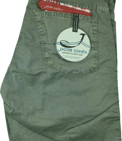 Bermuda uomo Jacob Cohen vintage verde, pantaloncini moda uomo in tessuto leggero, dettaglio colore e stile classico.