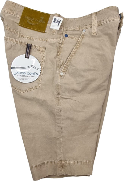 Bermuda uomo Jacob Cohen vintage color cammello, pantaloncini moda uomo, dettaglio tessuto e stile classico