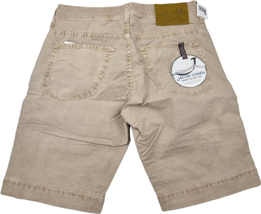 Bermuda uomo Jacob Cohen vintage in tessuto cammello, pantaloncini moda uomo, dettaglio e tessuto in primo piano